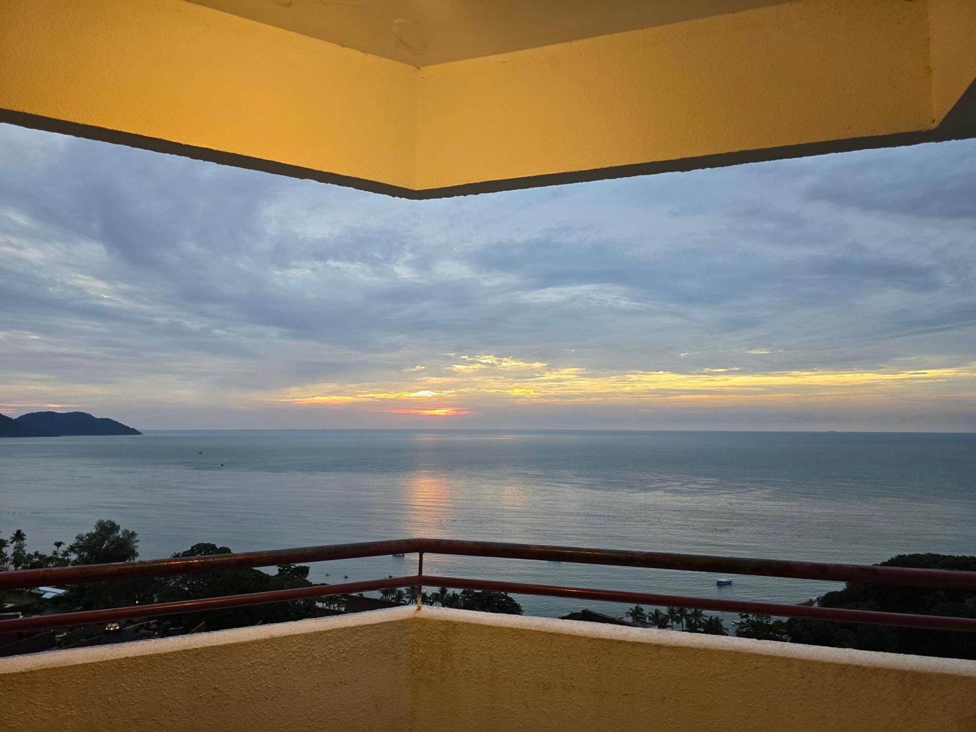 Green Ocean Seaview Apartment Batu Feringgi Exterior foto